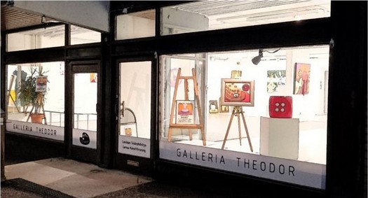 Galleria Theodorin valaistut näyteikkunat illalla Kuningattarenkadulla.